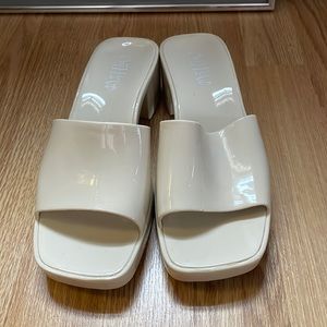 Size 8 jelly cream colored slides